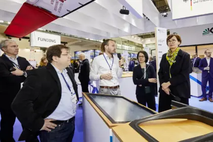 Federal Minister of Education and Research Bettina Stark-Watzinger at Hannover Messe 2024 in conversation about the Techno-Hyb project.