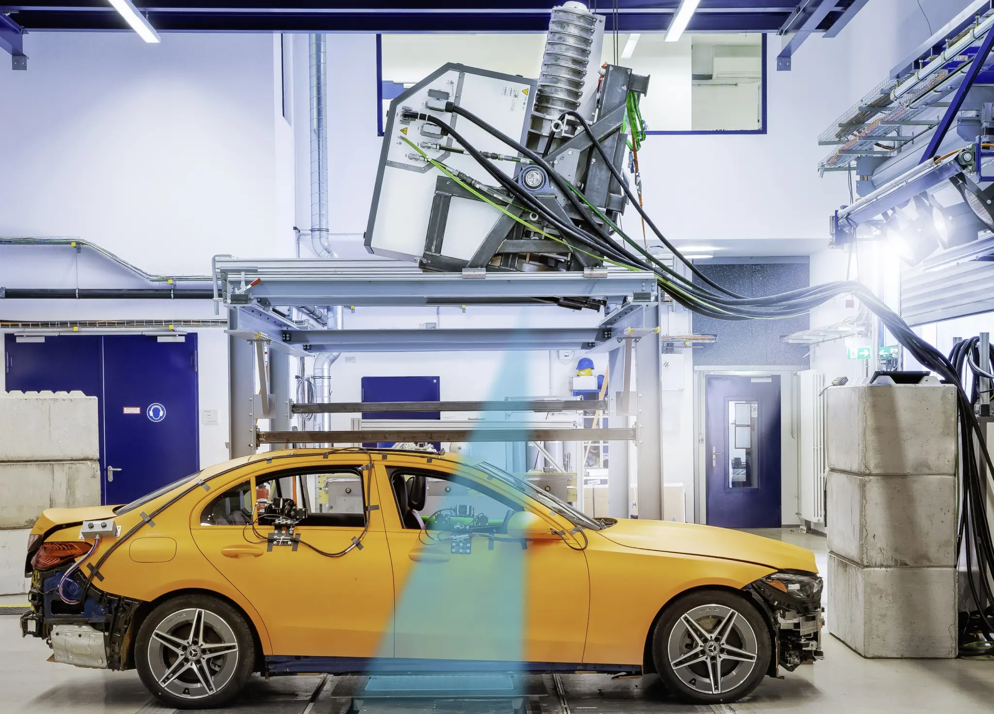 Mercedes-Benz is the first car manufacturer to carry out an X-ray crash test. Its partner in the X-ray crash test is the Ernst Mach Institute of the Fraunhofer Gesellschaft. In the crash test, all processes in vehicle structures and dummies are visible for the first time. A powerful linear accelerator generates up to 1,000 high-resolution images per second.