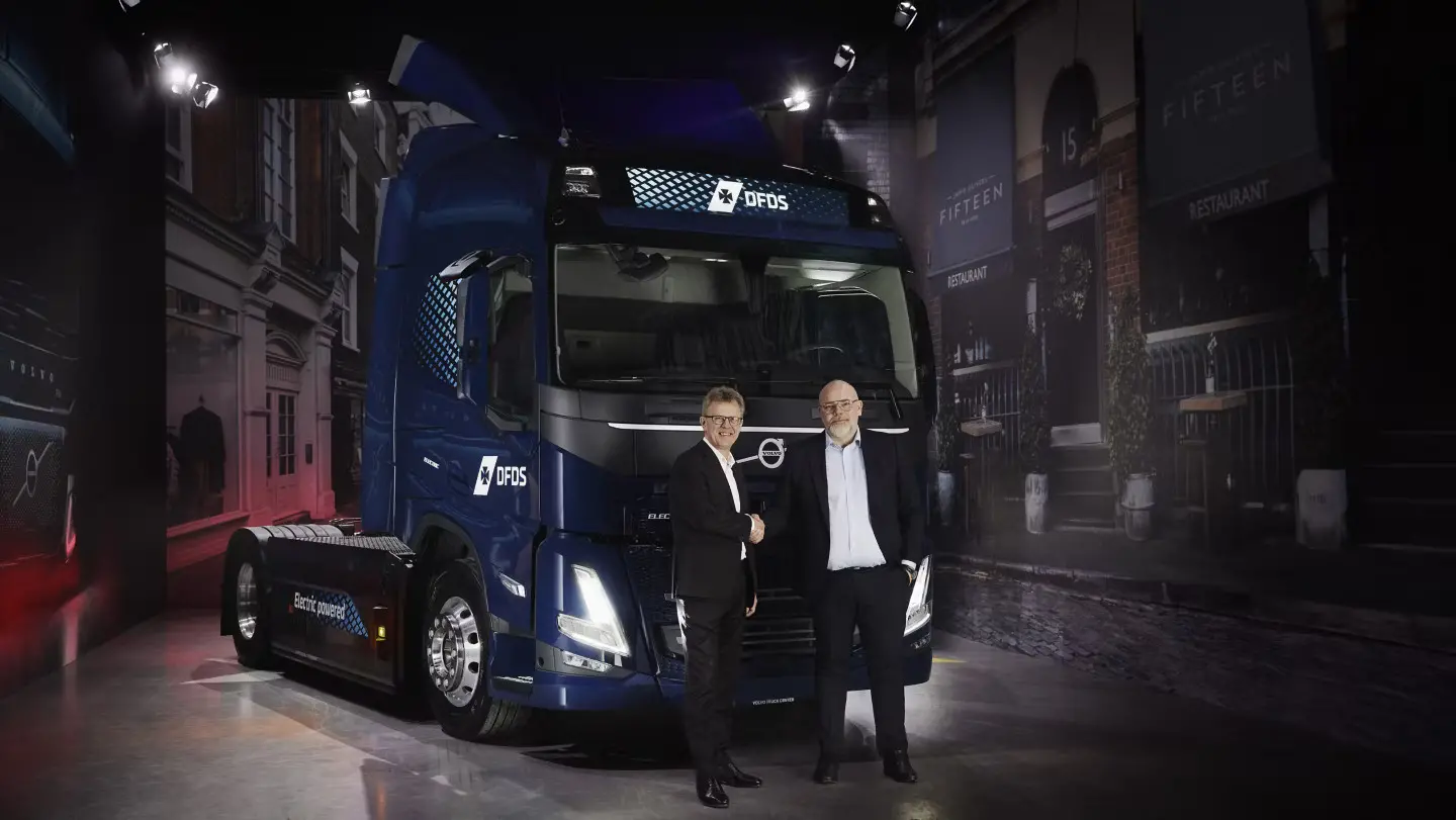 DFDS has now placed orders for a total of 225 electric trucks with Volvo. From left to right: Roger Alm, President Volvo Trucks, Niklas Anderson, Executive Vice President, Logistic Division at DFDS.