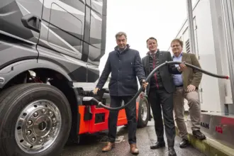 At the MCS charging premiere in Munich: Dr Markus Söder, Bavarian Minister President, Alexander Vlaskamp, CEO MAN Truck & Bus, and Michael Halbherr, CEO ABB E-mobility.