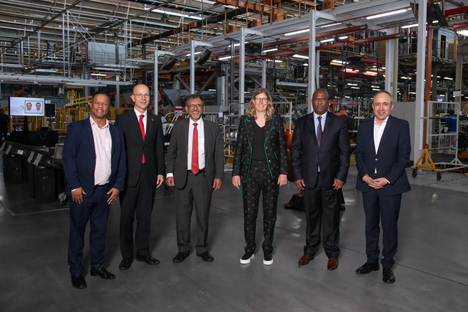 L – R: Nelson Mandela Bay Mayor Gary van Niekerk; German Ambassador to South Africa Andreas Peschke; Minister of Trade, Industry and Competition Ebrahim Patel; Volkswagen Group Africa Chairperson and Managing Director Martina Biene; Eastern Cape Premier Lubabalo Mabuyane; Volkswagen Group Africa Production Director Ulrich Schwabe.